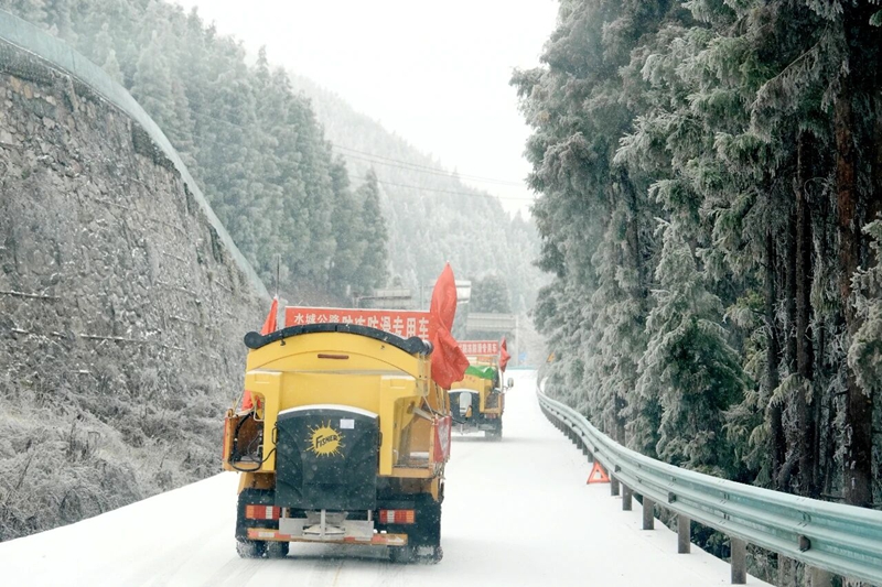 2 图为在G356线梅花山路段开展抗凝保畅工作.jpg