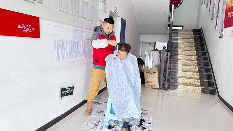 为村民理发。.jpg