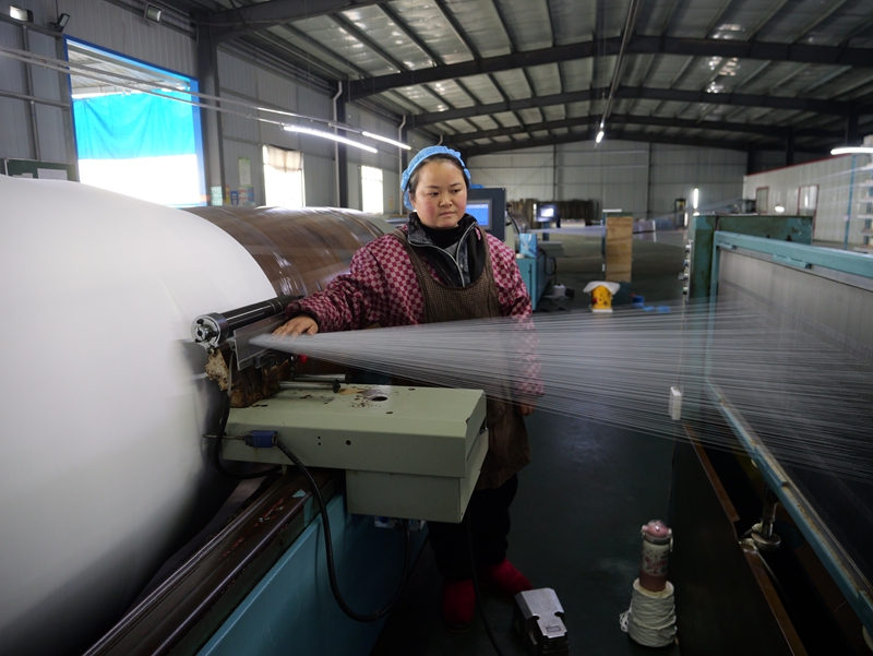 工人正在分条整经。