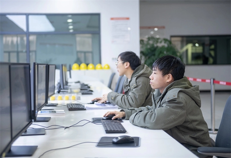 工作人员在操作设备。尚宇杰摄