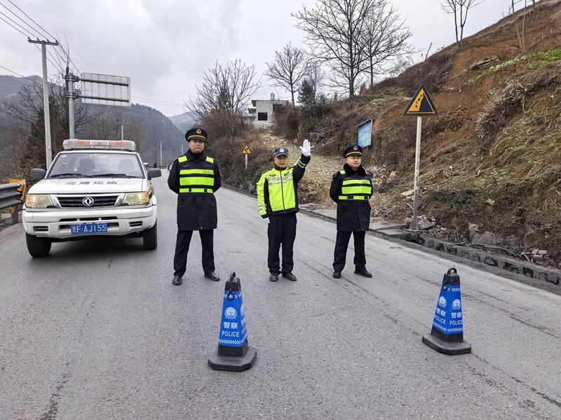 1 图为配合交警进行交通管制