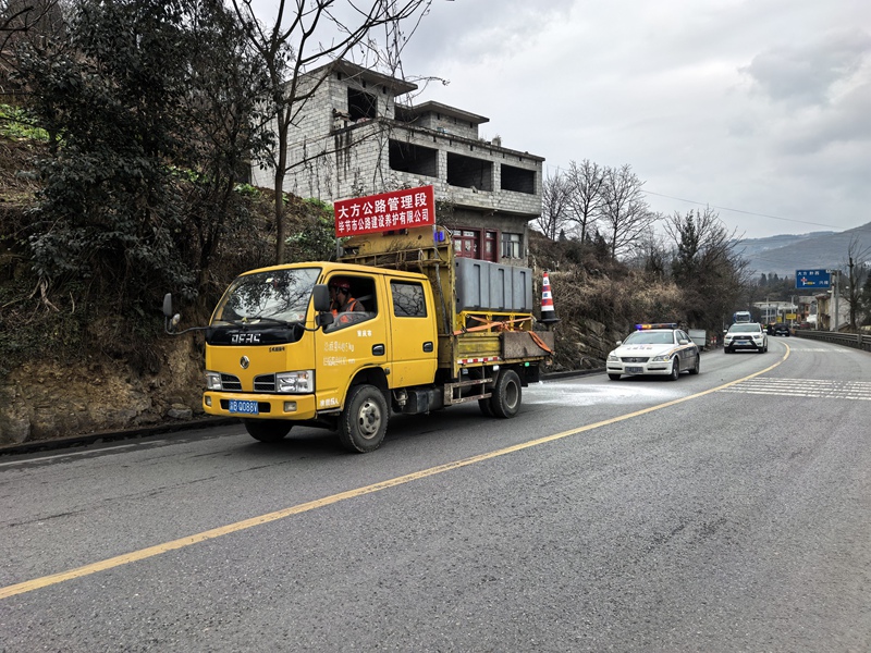 配合融雪车压速通过。