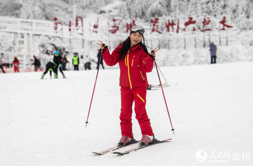 游客在梅花山国际滑雪场滑雪。人民网 黄小桃摄