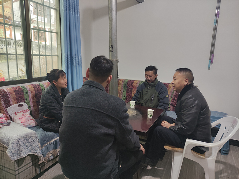 馬鬃苗族鄉龍台村村干部在群眾家入戶走訪。