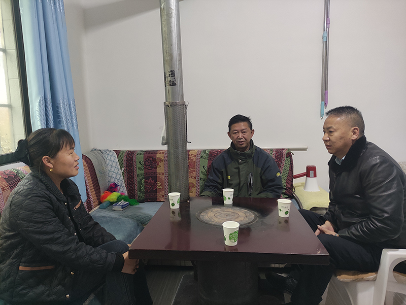 馬鬃苗族鄉龍台村村干部在群眾家入戶走訪， 宣傳移風易俗。