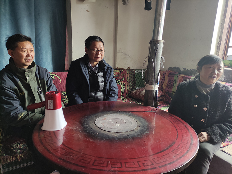 馬鬃苗族鄉龍台村村干部在群眾家聽取移風易俗建議。