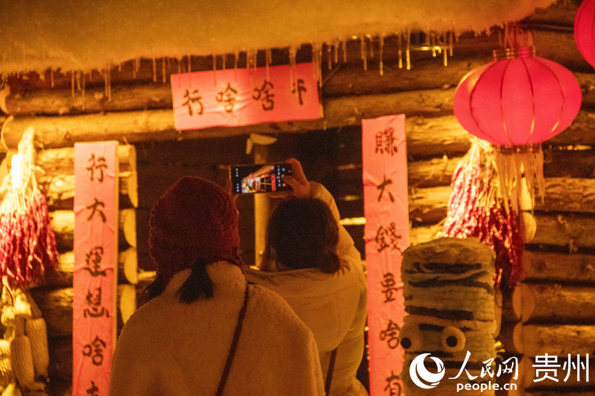 游客在“南国雪乡”拍照打卡。人民网 黄小桃摄