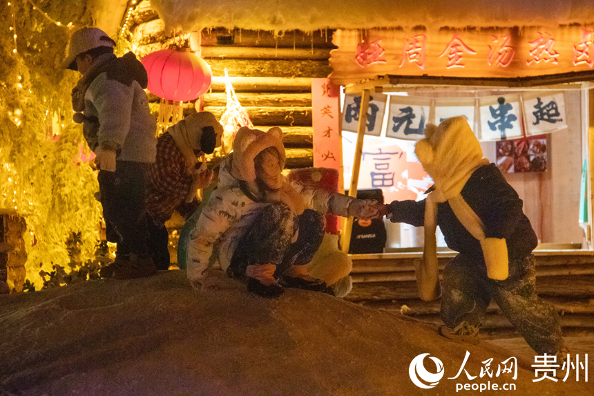 孩童在“南国雪乡”玩雪。人民网 黄小桃摄