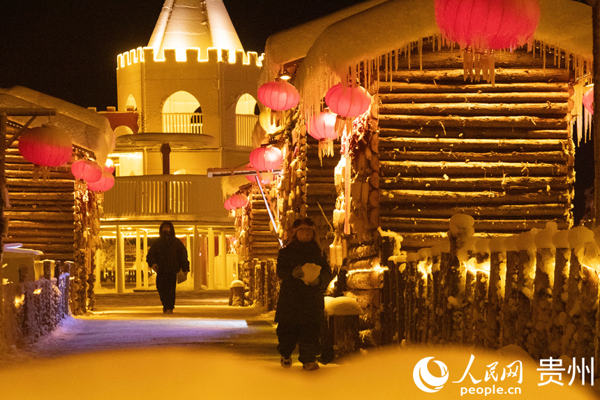 游客漫步“南国雪乡”。人民网 黄小桃摄