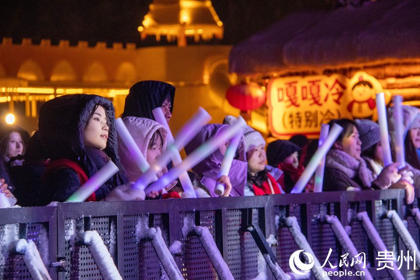 游客观看舞台表演。人民网 黄小桃摄
