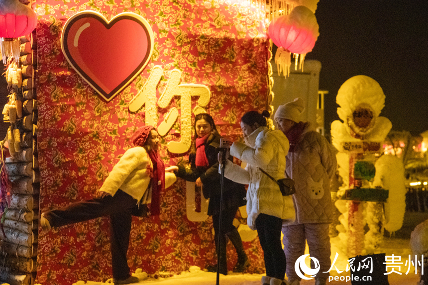 游客在“南国雪乡”拍照打卡。人民网 黄小桃摄