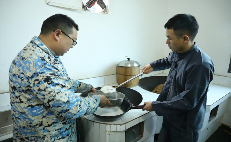 傳統秘方熏臘肉 土家臘味迎新年。