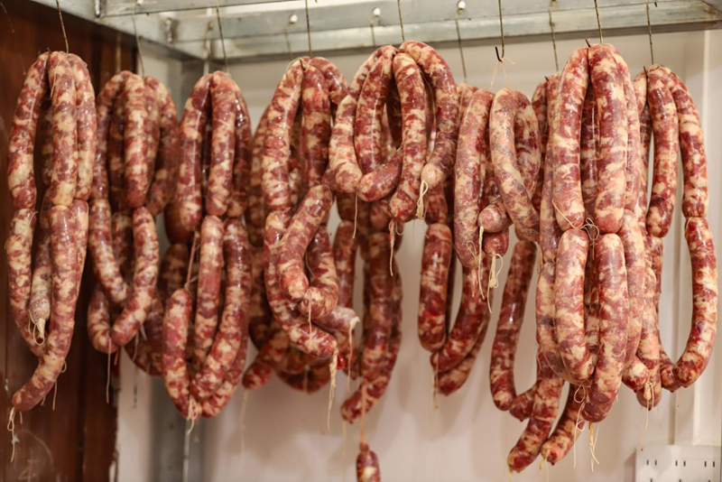 傳統秘方熏臘肉 土家臘味迎新年。