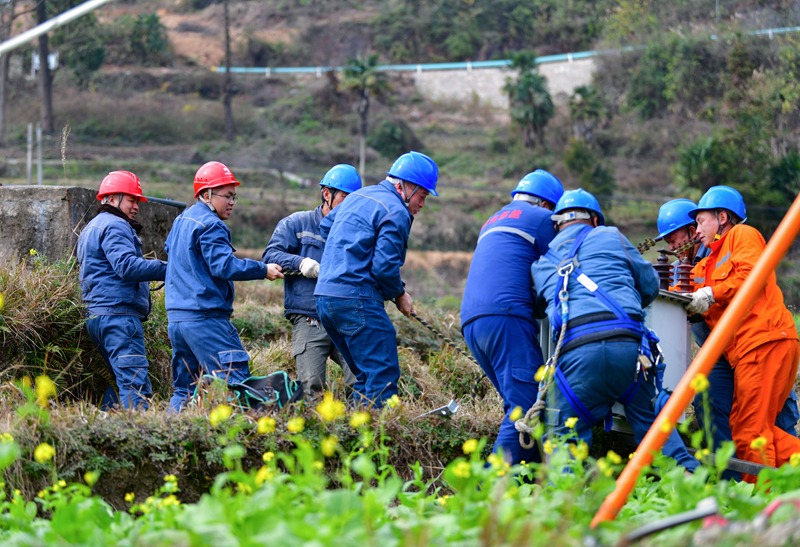 施秉供电局配网综合班对旧变压器进行搬运。