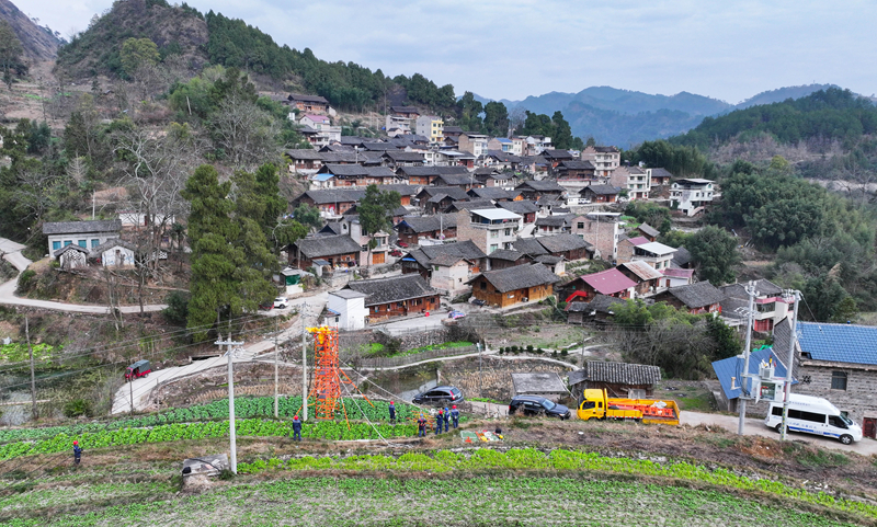 施秉供电局配网综合班首次采用搭设绝缘平台对10千伏马黄线进行带电接火作业。