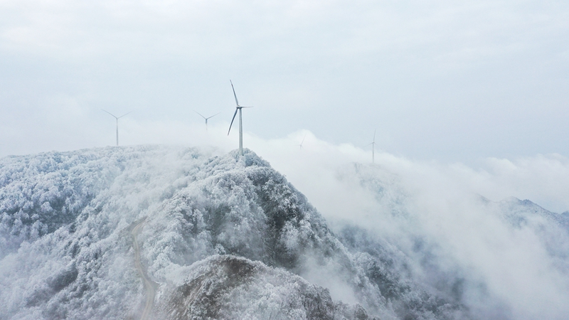 1月6日，在贵州省剑河县南哨镇老山界拍摄的雾凇景观。