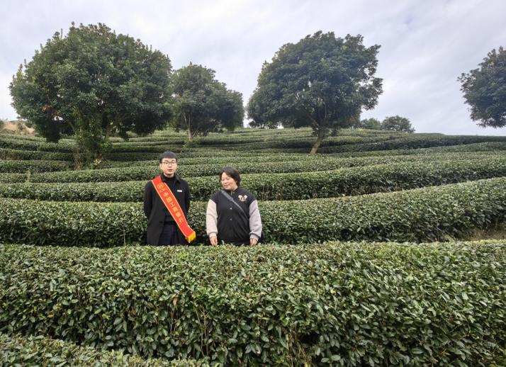 圖為客戶經理走訪某茶場，做好企業主金融服務。