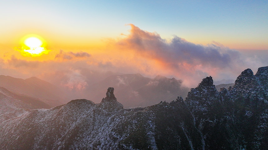 世界自然遗产地梵净山景区现雪淞沐霞奇观。