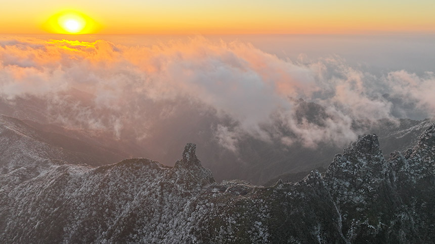 世界自然遗产地梵净山景区现雪淞沐霞奇观。