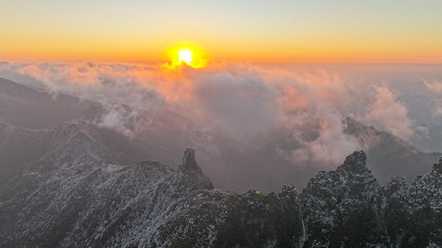 世界自然遗产地梵净山景区现雪淞沐霞奇观。