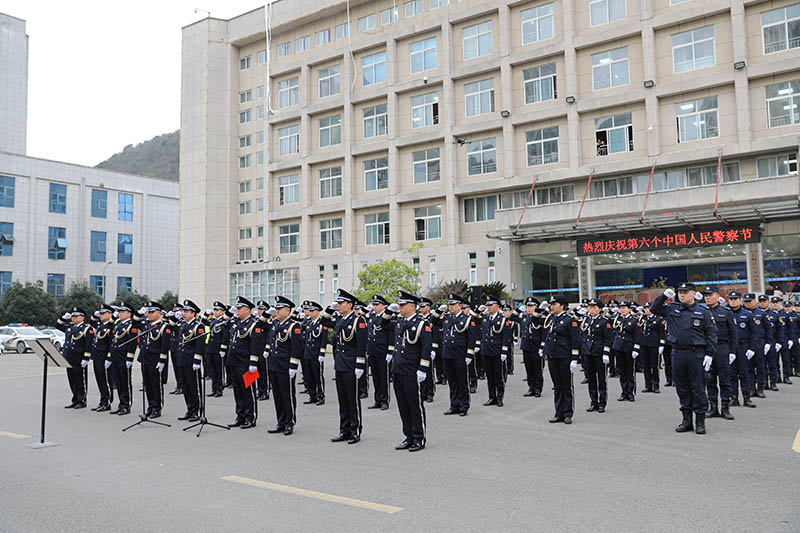 全體民警對著警旗宣誓。