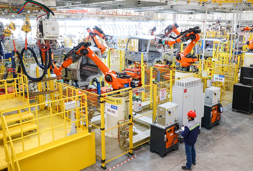 技术工人在焊装车间忙碌。石照昌摄