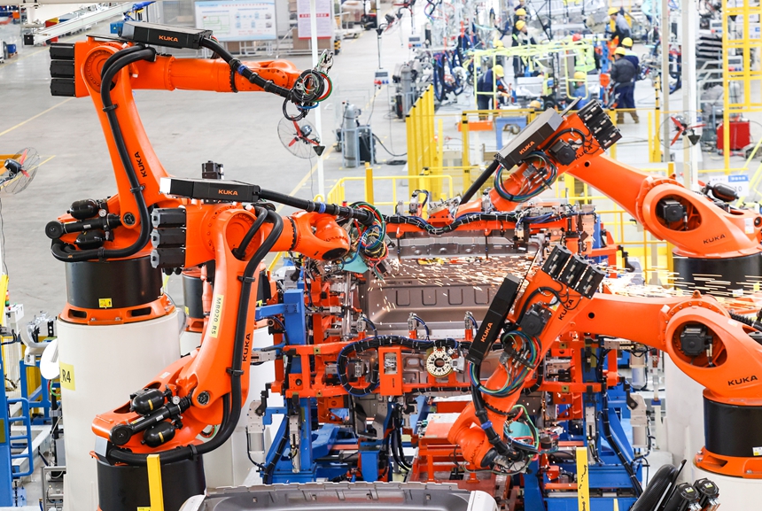 焊装车间自动生产线正在进行焊接作业。石照昌摄