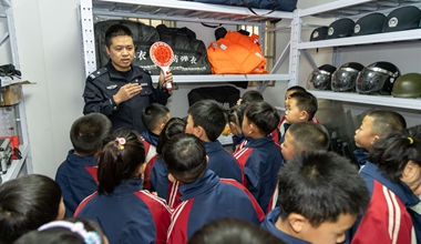 習水一小：“紅領巾”與“警察藍”雙向奔赴