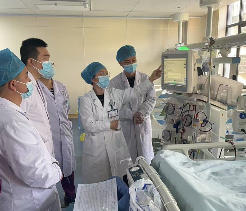 铜仁市人民医院帮扶专家潘群指导医护人员进行血液透析操作 。