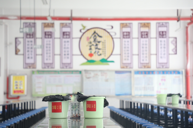 甘河街道中心校利用“小桶管理”模式，将各班剩餐称重量化评比，极大调动了师生节约积极性。刘娟摄