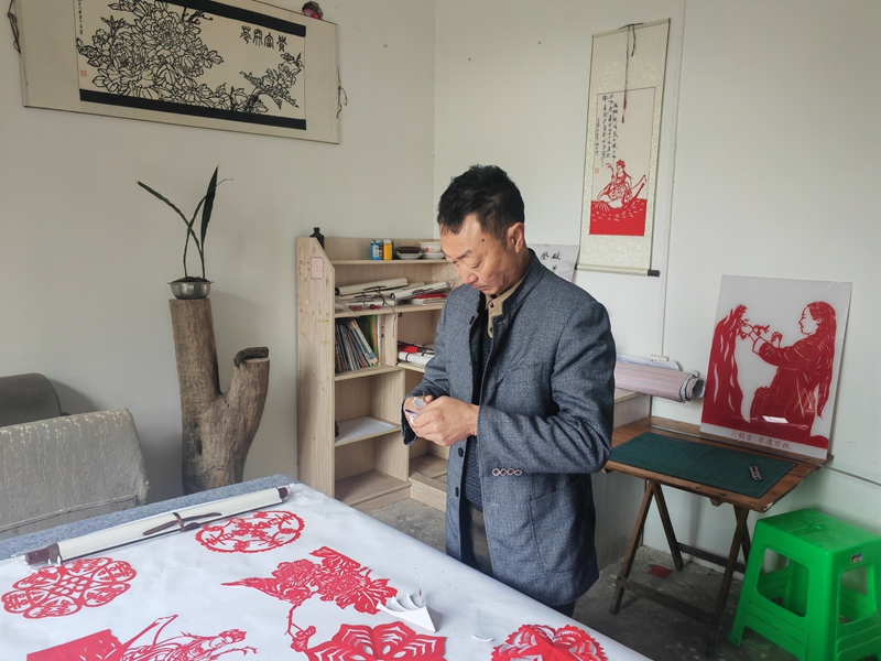 毛詩學正在專心的剪紙。 陳昱 攝.jpg