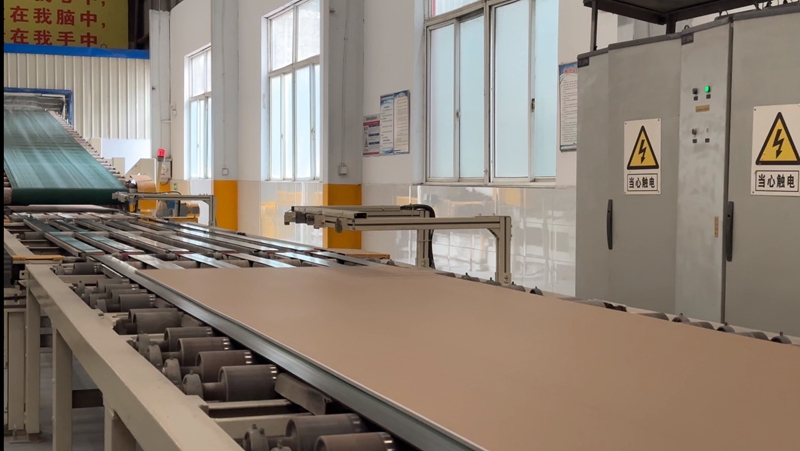 貴州皇冠新型建材有限公司的生產線。 陳昱 攝.jpg