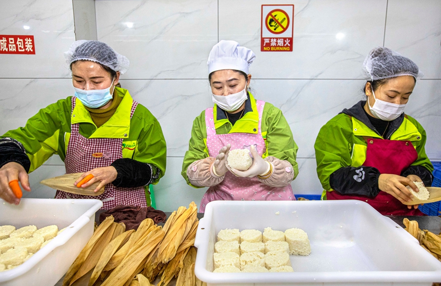 2026年1月11日，在貴州省黔西市錦繡街道金鳳社區一家食品企業，工人制作黃粑半成品。_T9A3141