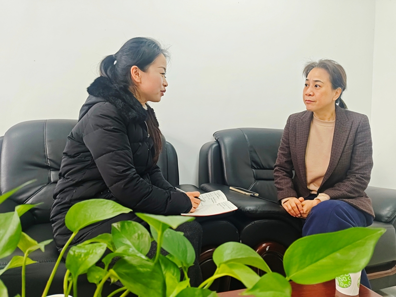 藍暉(右)與陳靜探討教學問題。 陳娟攝.jpg