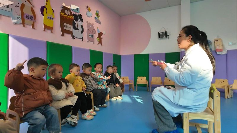天柱县妇幼保健院口腔科医生全海珍正为孩子们开展保护牙齿小课堂。