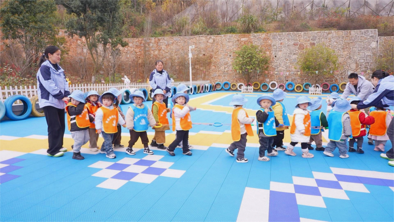 小朋友们在安龙县人民医院杨帆托育中心进行户外活动。