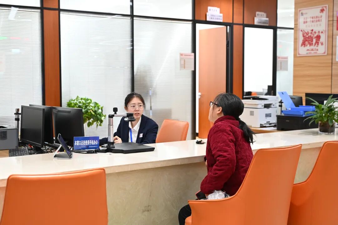 圖為：群眾辦事