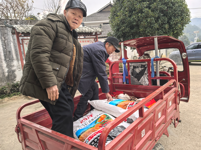 施秉县双井镇为中药材种植户发放肥料。