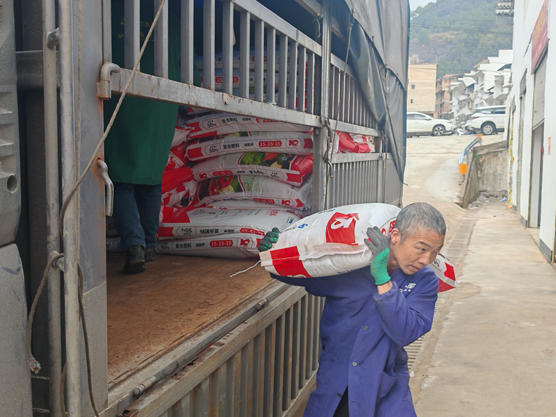 施秉县双井镇为中药材种植户发放肥料。