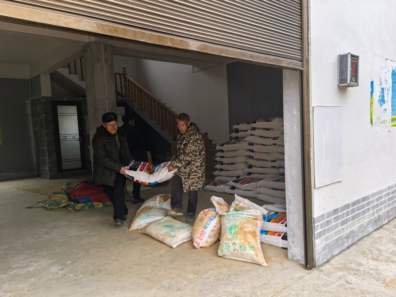 施秉县双井镇为中药材种植户发放肥料。