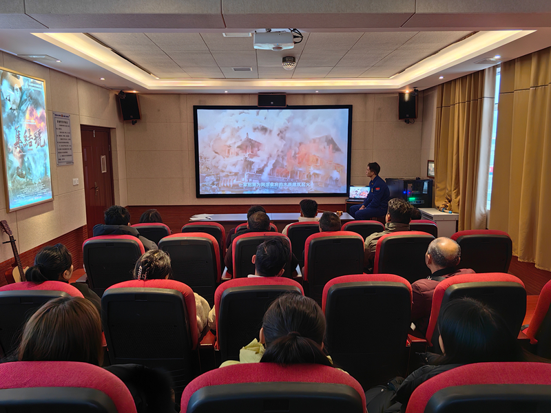 施秉消防宣传员组织新开业商户观看火灾警示教育片。