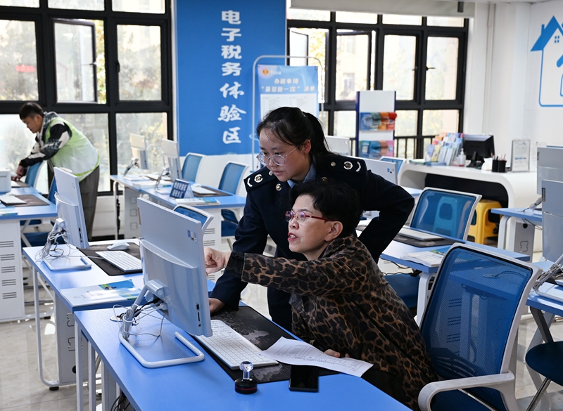 办税工作人员辅导纳税人办理涉税业务。