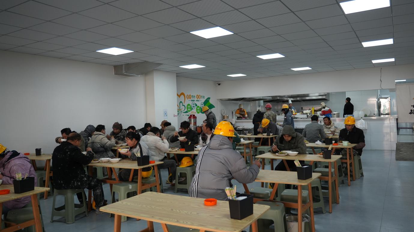 勞動者在“愛心餐飲”指定取餐點就餐。