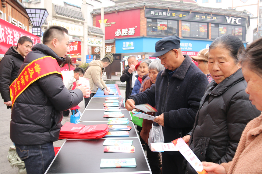 县司法局工作人员在为群众解答法律咨询。