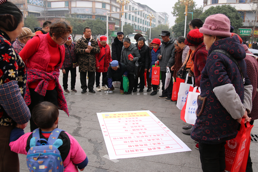 群众积极参与“‘掷’在必得 与法同行”趣味普法游戏。