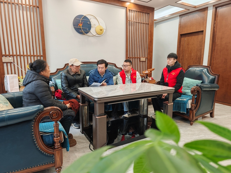 2、贵州燃气集团仁怀市燃气有限公司工作人员入户开展 走访宣传。.jpg