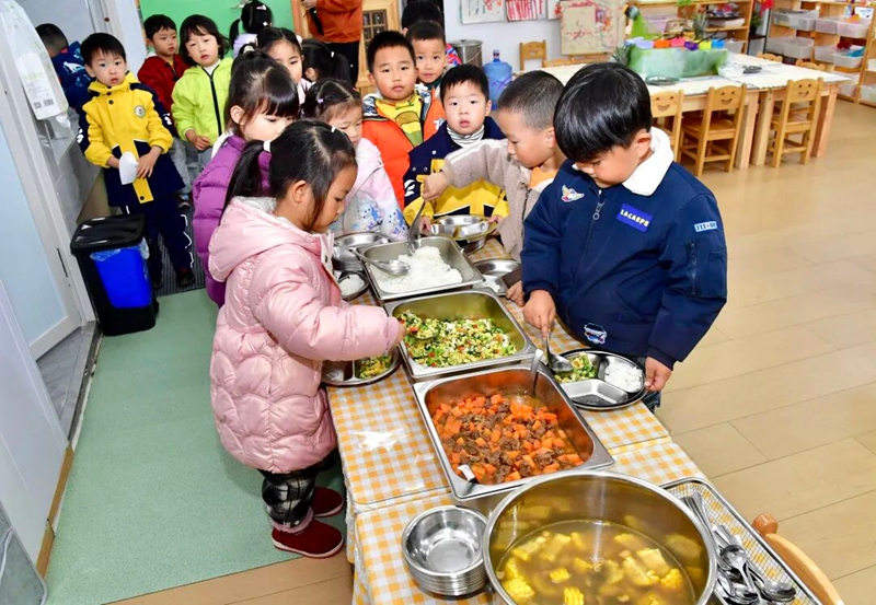 2、 孩子們排隊打菜 。.jpg