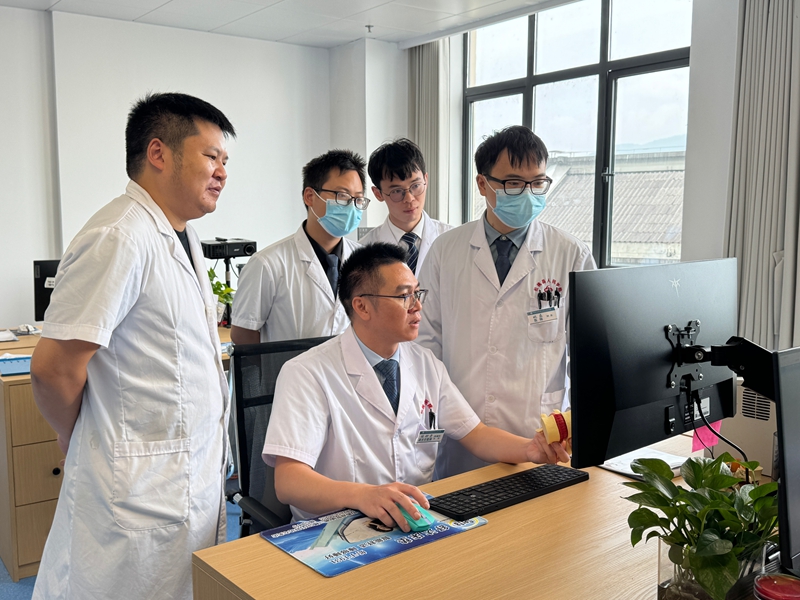 植钟贵给带教医生讲解专业知识.jpg