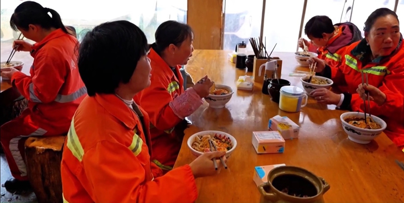 一碗粉溫暖一群人。