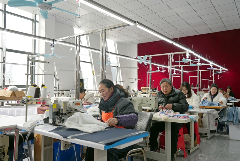 2026年1月12日，貴州省畢節市納雍縣化作鄉銀鑫制衣廠，工人在趕制訂單。